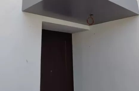 Pensilina moderna con sistema di scolo a scomparsa