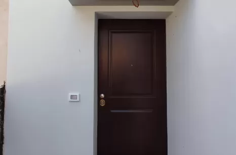 Pensilina moderna con sistema di scolo a scomparsa