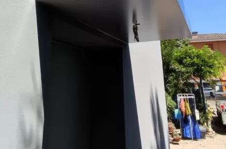 Pensilina moderna con sistema di scolo a scomparsa