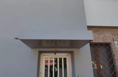 Pensilina moderna con sistema di scolo a scomparsa