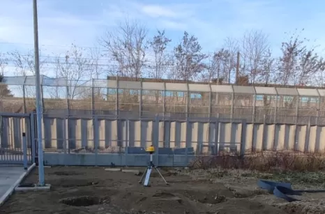 Pergolato realizzato con elementi grezzi stile industrial