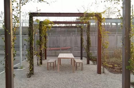 Pergolato realizzato con elementi grezzi stile industrial