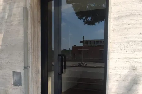 Porta per condominio con profili Foster in acciaio zincato e verniciato e vetro