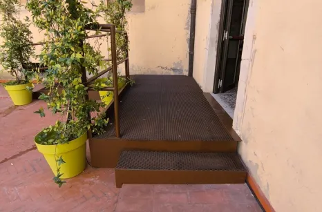 Rampa disabili in acciaio verniciato simil corten per teatro san Leonardo di Bologna