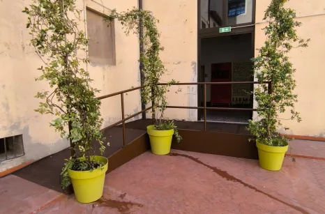 Rampa disabili in acciaio verniciato simil corten per teatro san Leonardo di Bologna