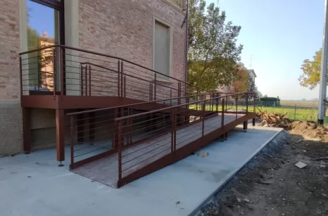 Rampa per disabili verniciata effetto corten