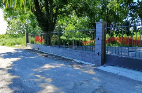 Recinzione e cancellate in ferro battuto per questa casa in campagna.