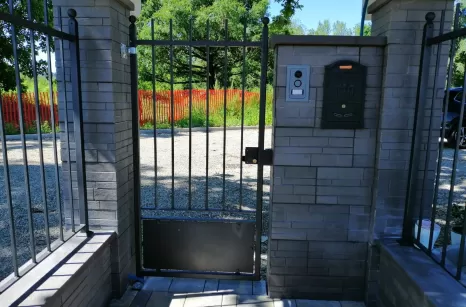 Recinzione e cancellate in ferro battuto per questa casa in campagna.