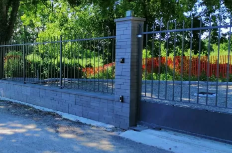 Recinzione e cancellate in ferro battuto per questa casa in campagna.