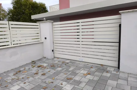 Recinzione con doghe in acciaio zincato verniciato