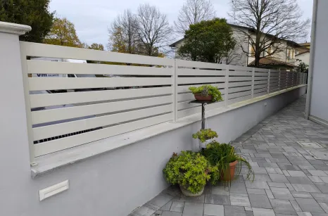 Recinzione con doghe in acciaio zincato verniciato