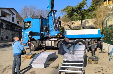 Scala esterna in acciaio zincato e gradini antiscivolo