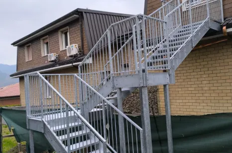 Scala esterna in acciaio zincato e gradini antiscivolo