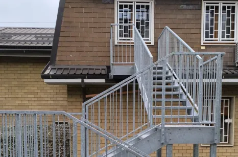 Scala esterna in acciaio zincato e gradini antiscivolo