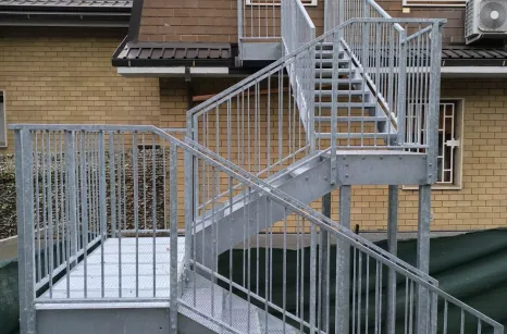 Scala esterna in acciaio zincato e gradini antiscivolo