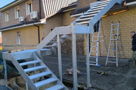 Scala esterna in acciaio zincato e gradini antiscivolo