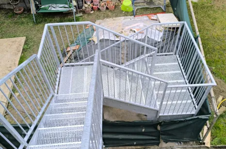 Scala esterna in acciaio zincato e gradini antiscivolo