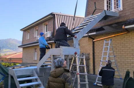 Scala esterna in acciaio zincato e gradini antiscivolo