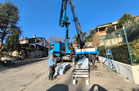 Scala esterna in acciaio zincato e gradini antiscivolo