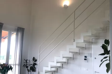 Scala in ferro con profili taglio laser e gradino in faggio lamellare