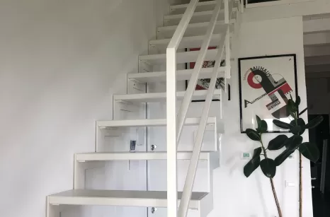 Scala in ferro con profili taglio laser e gradino in faggio lamellare