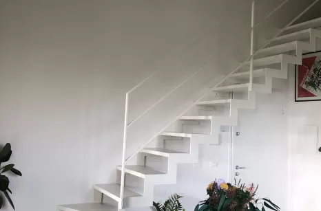 Scala in ferro con profili taglio laser e gradino in faggio lamellare