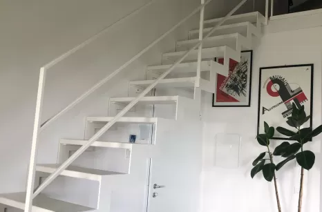 Scala in ferro con profili taglio laser e gradino in faggio lamellare