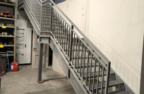 Scala in acciaio verniciato con gradini antiscivolo per capannone