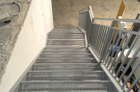 Scala in acciaio verniciato con gradini antiscivolo industriale