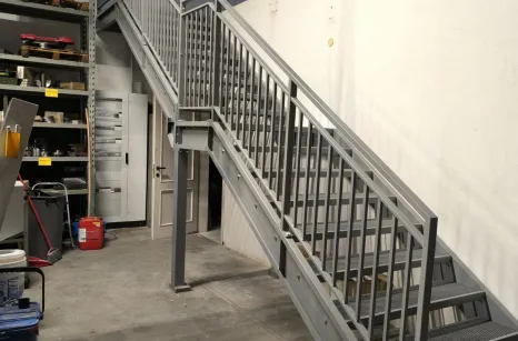 Scala in acciaio verniciato con gradini antiscivolo per capannone