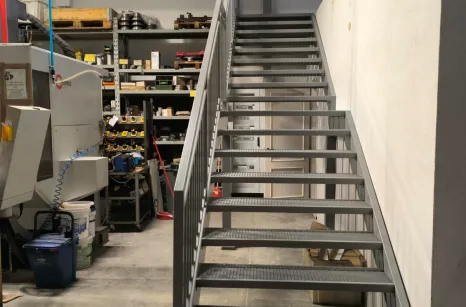 scala in acciaio verniciato con gradini antiscivolo per capannone