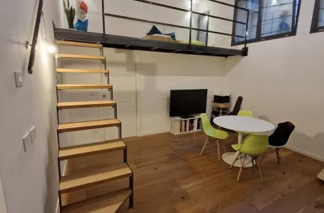 Scala con profili autoportanti in taglio laser stile industrial con gradini in rovere