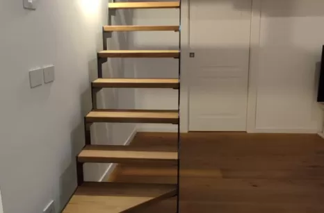 Scala con profili autoportanti in taglio laser stile industrial con gradini in rovere