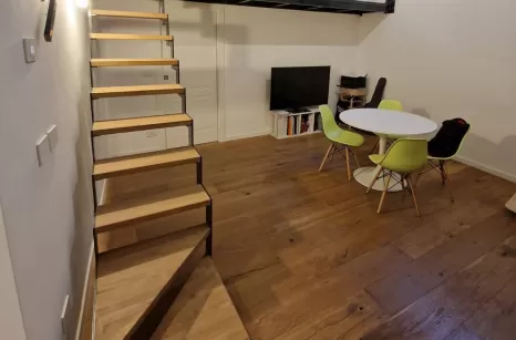 Scala con profili autoportanti in taglio laser stile industrial con gradini in rovere