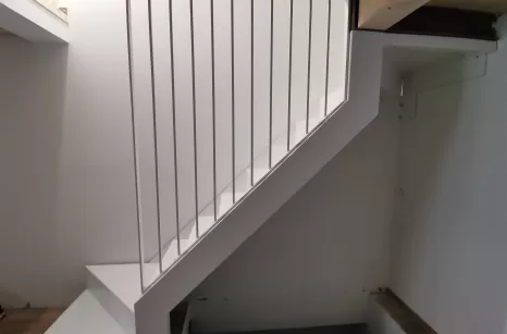 Scala in ferro autoportante verniciata a polvere epossidica.