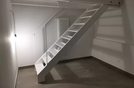 Scala in ferro autoportante verniciata a polvere epossidica.