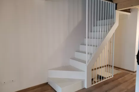 Scala in ferro autoportante verniciata a polvere epossidica.