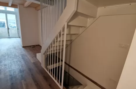 Scala in ferro autoportante verniciata a polvere epossidica.