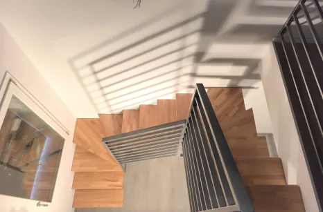 Scala con montante centrale autoportante in acciaio verniciato con gradini in faggio lamellare