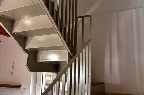 Scala in acciaio verniciata con gradini in lamellare di rovere