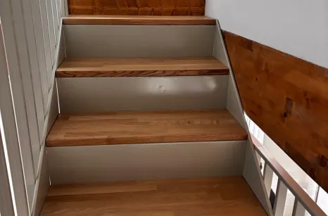 Scala in acciaio verniciata con gradini in lamellare di rovere