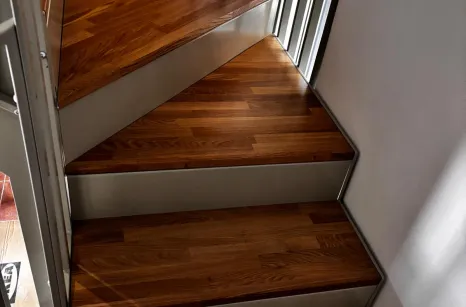 Scala in acciaio verniciata con gradini in lamellare di rovere