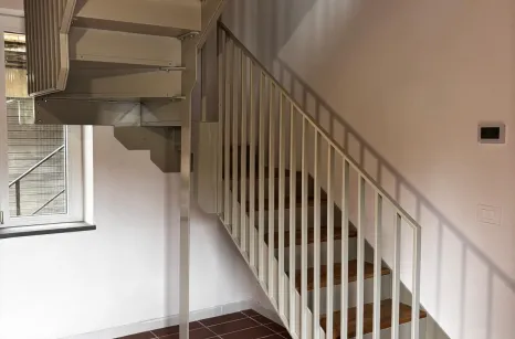 Scala in acciaio verniciata con gradini in lamellare di rovere