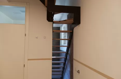 Scala realizzata in ferro ossidato e legno.