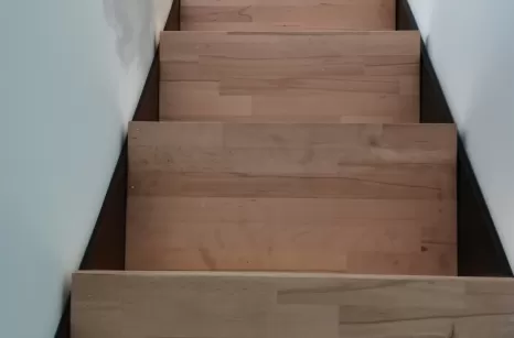 Scala realizzata in ferro ossidato e legno.