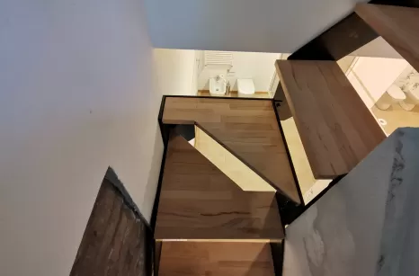 Scala realizzata in ferro ossidato e legno.