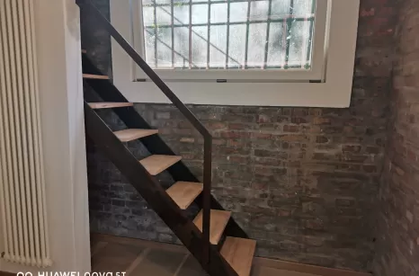 Scala realizzata in ferro ossidato e legno.