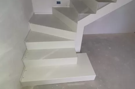 Scala in metallo rivestita con gradini in pietra