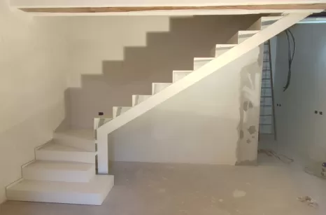 Scala in metallo rivestita con gradini in pietra