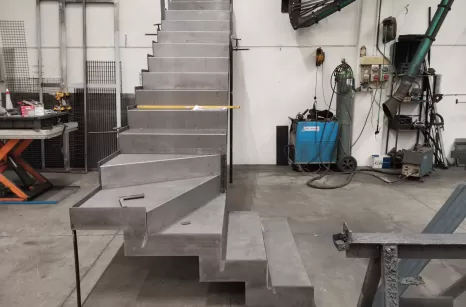 Costruzione scala in metallo rivestita con gradini in pietra